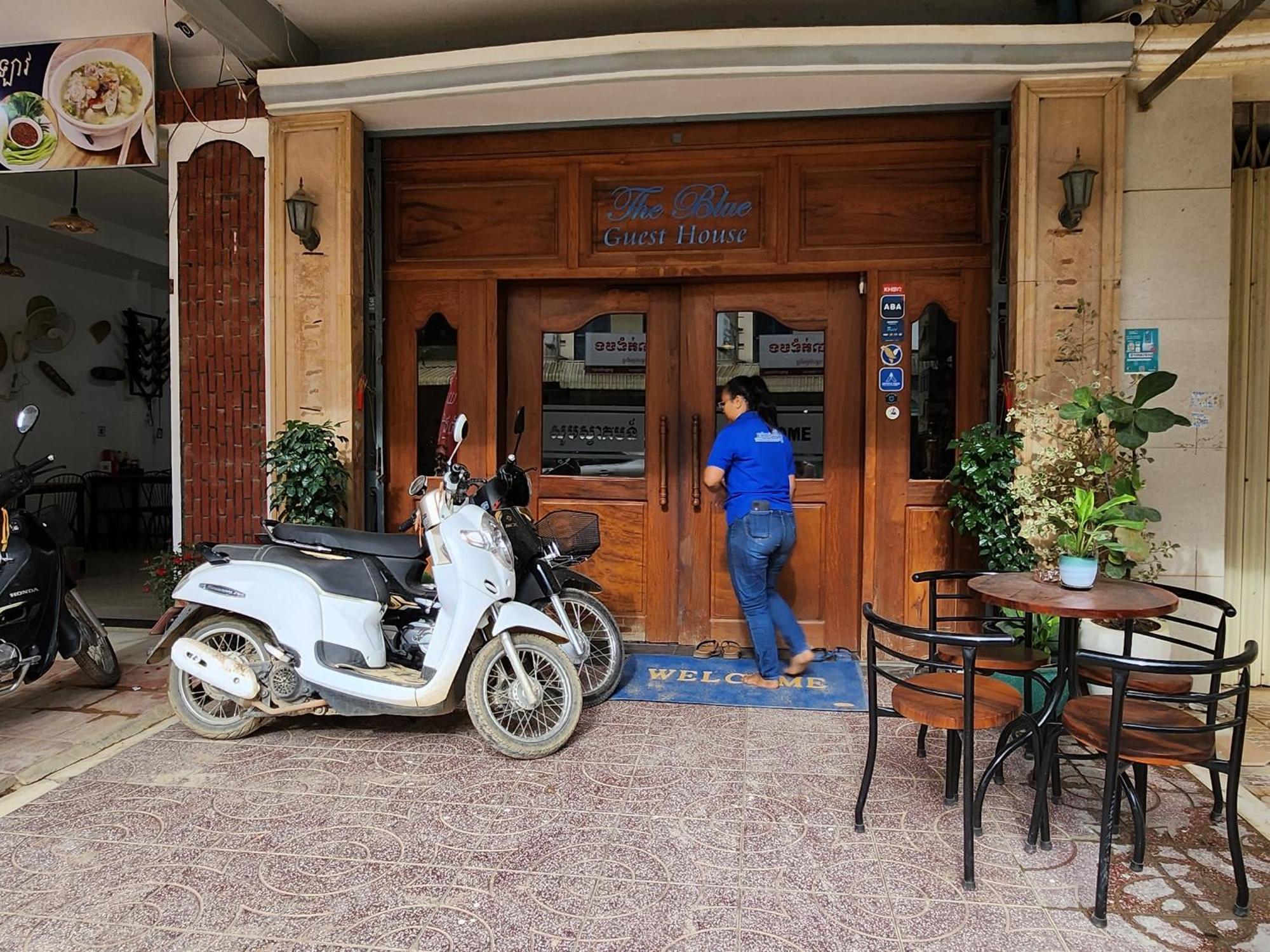 The Blue Guest House Battambang Bagian luar foto