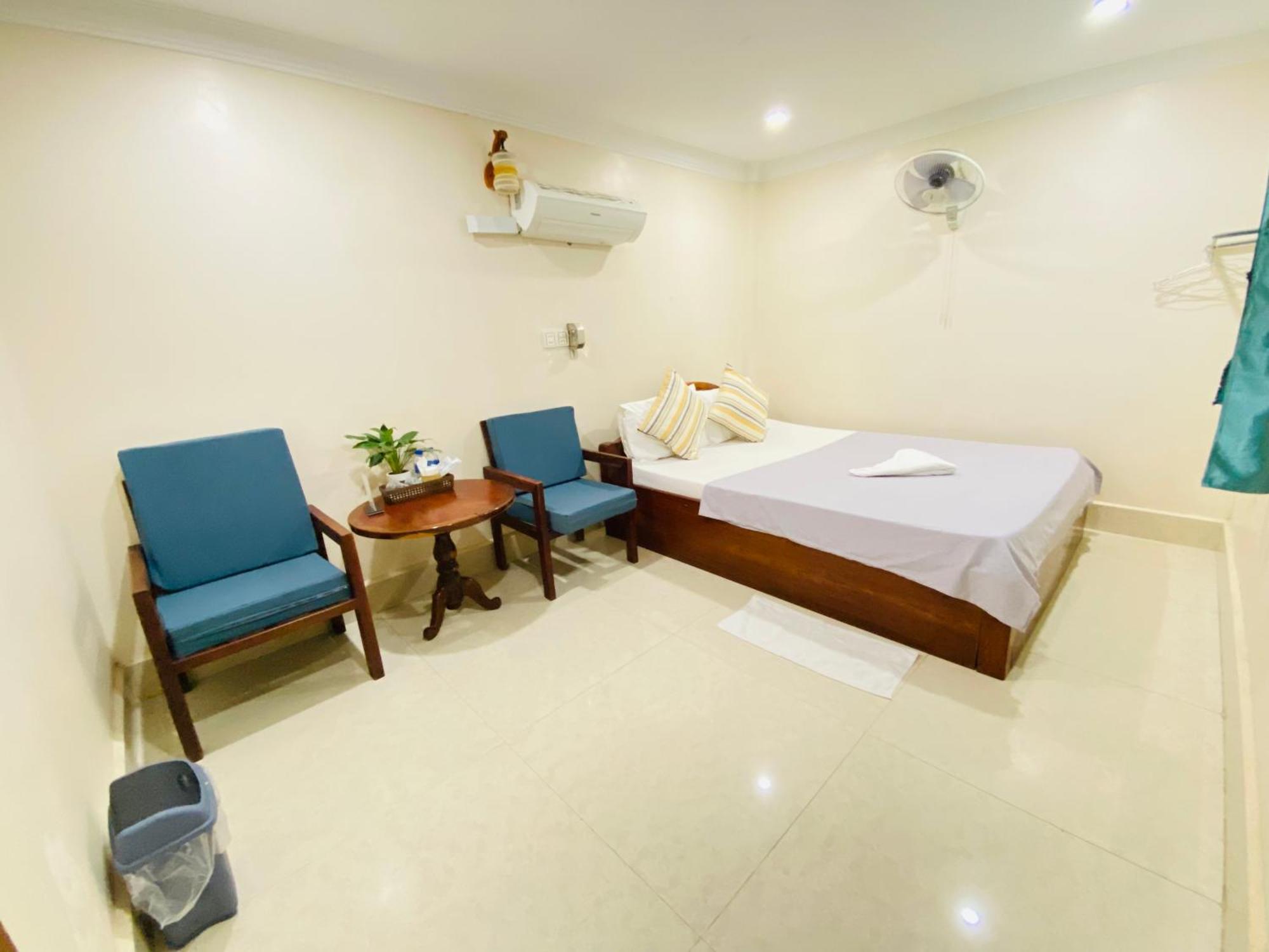 The Blue Guest House Battambang Bagian luar foto