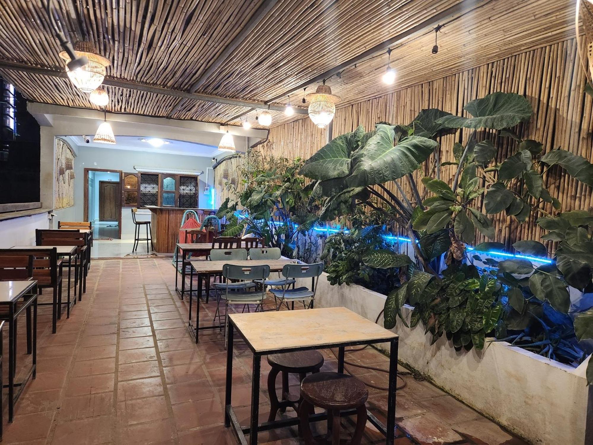 The Blue Guest House Battambang Bagian luar foto